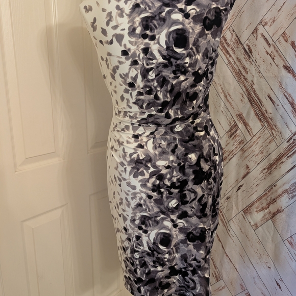 Elegant Floral Print Dress - Picture 5 of 8
